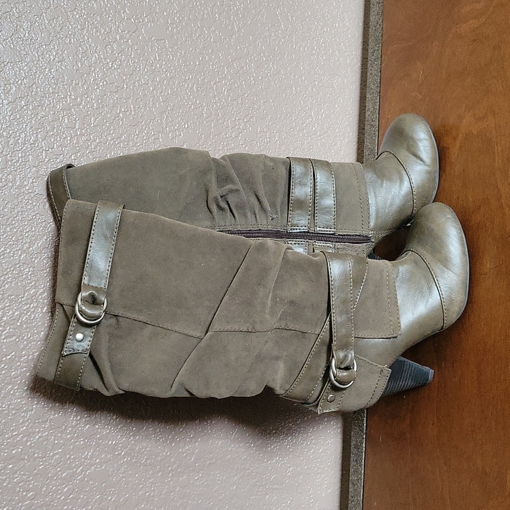 Cashia boots size 6